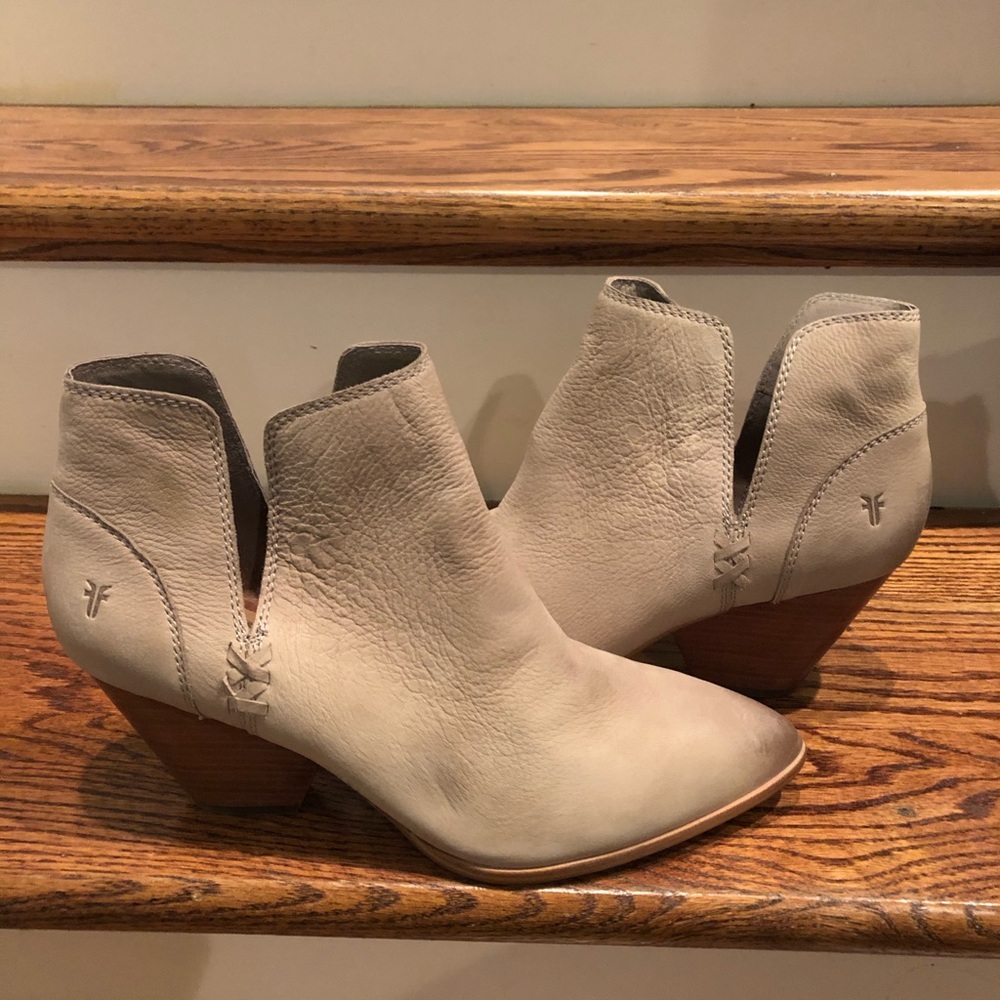 Frye women’s boots sz 9.5 taupe beige leather ankle booties very cute!